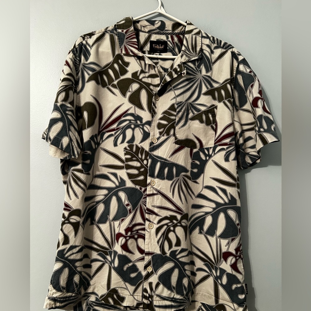 Men’s size L short sleeve shirt. Gently worn